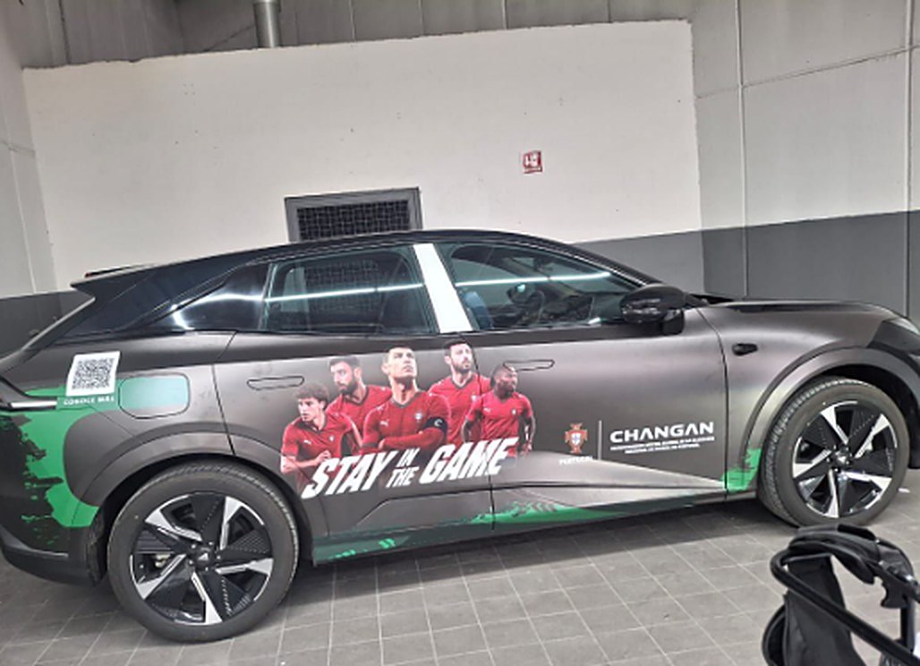 SUV de agencia Changan rotulada