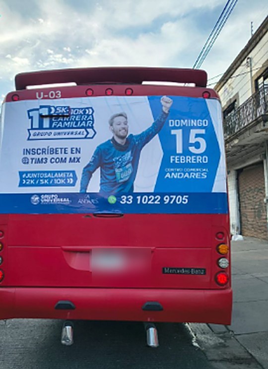 Trasera de camión urbano rotulada para Grupo Universal