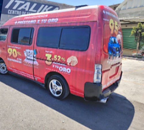 Camioneta roja rotulada para Italika