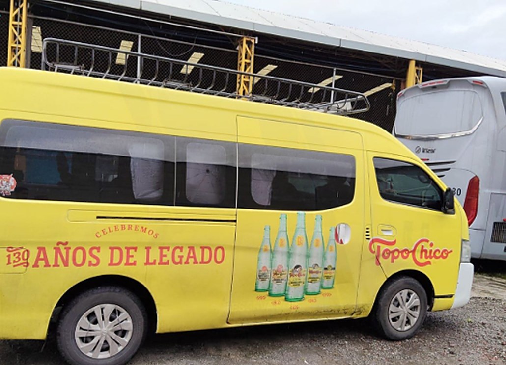 Combi amarilla rotulada para Topo Chico